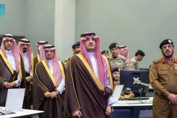 عبدالعزيز بن سعود يتابع سير العمل في مركز القيادة والتحكم التابع للدفاع المدني بمشعر منى