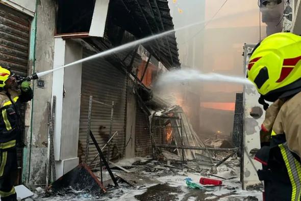 بالفيديو.. اندلاع حريق ضخم في سوق المنامة القديم بالبحرين