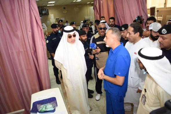 وزير الداخلية الكويتي يطمئن على صحة المصابين جراء حريق المنقف