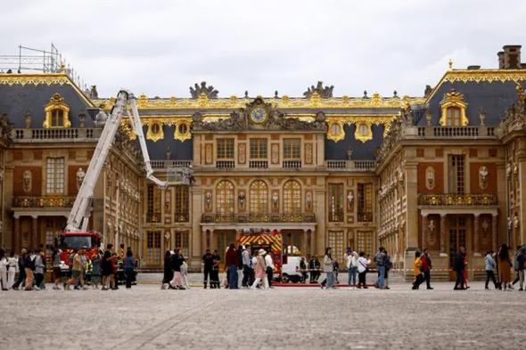 شاهد.. حريق يندلع في قصر فرساي بفرنسا والأمن يضطر إلى إجلاء الزوار