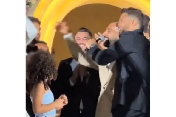 فيديو| محمد صلاح يغني مع حماقي في حفل زفاف محمد هاني