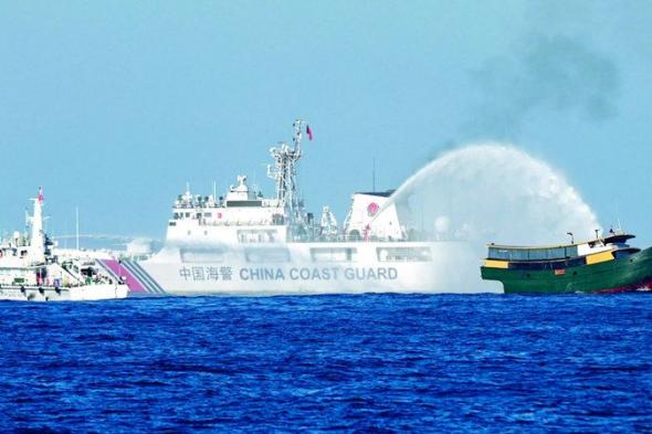 أسطول غامض في المياه المتنازع عليها  في بحر الصين الجنوبي