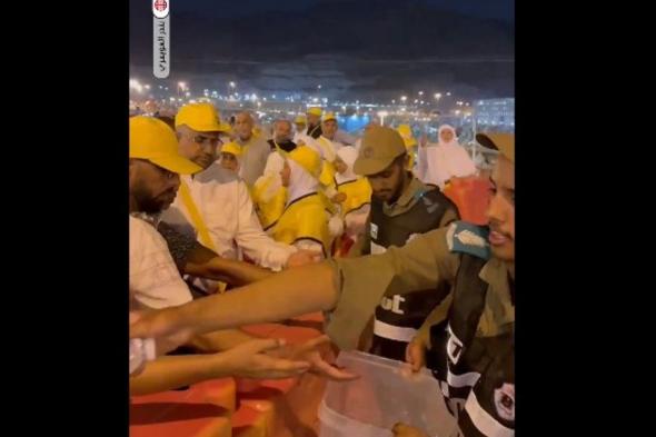 رجال أمن يوزعون المياه على ضيوف الرحمن في مشعر منى (فيديو)