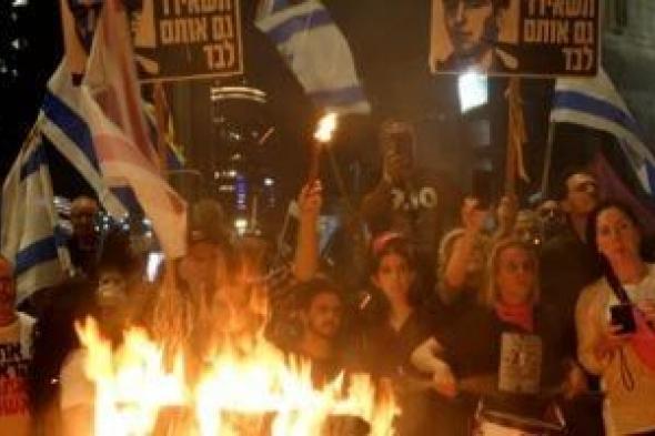 اشتباكات بين آلاف المتظاهرين والشرطة الإسرائيلية أمام مقر إقامة نتنياهو