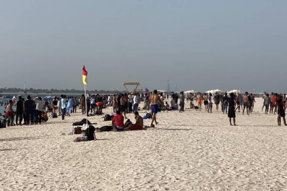 تواصل إقبال الجمهور في أبوظبي على الشواطئ ومراكز التسوق