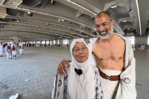 فيديو| حاج تونسي تختلط مشاعره بعد أن حجج والدته لأول مرة بعد 76 عاماً
