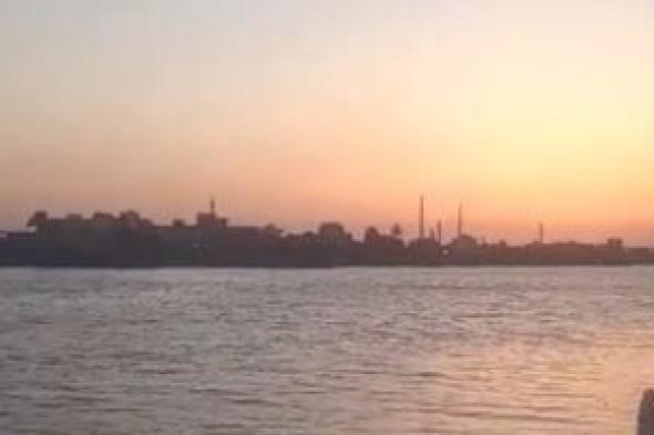 لوحة فنية لغروب الشمس وانعكاسها على مياه نهر النيل بدسوق.. فيديو