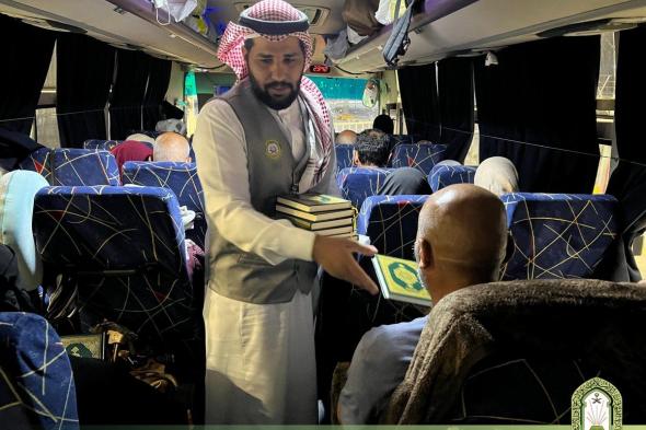 "الشؤون الإسلامية" توزع هدية خادم الحرمين على الحجاج المغادرين عبر منفذ الحديثة