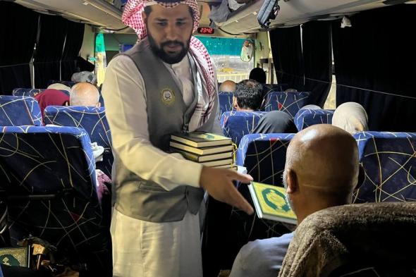 "الشؤون الإسلامية" بالجوف تبدأ توزيع هدية خادم الحرمين على الحجاج المغادرين عبر منفذ الحديثة