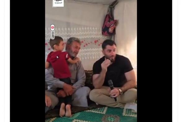 أب سوري يبكي فرحا بعد قبول مركز الملك سلمان للإغاثة علاج ابنه (فيديو)