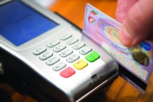 مصرفيان: إبلاغ البنك بمواعيد السفر يجنّب «غلق» البطاقات المصرفية