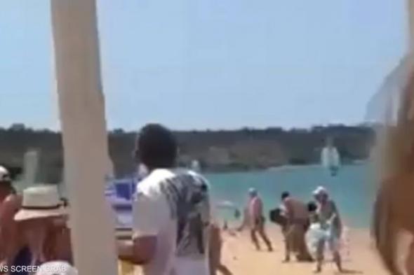 فيديو يرصد لحظة سقوط صواريخ من أوكرانيا على شاطئ في شبه جزيرة القرم