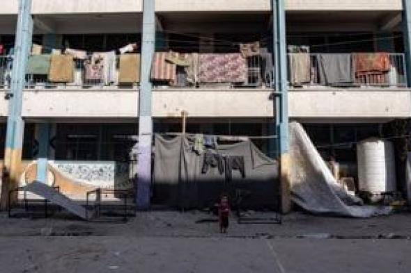 فلسطينيون يتفقدون مدرسة الأمم المتحدة التي كانت تؤويهم في خان يونس