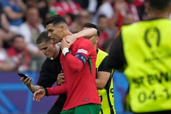بعد "سيلفي رونالدو" في مباراة تركيا.. الاتحاد الأوروبي يتحرك ومدرب البرتغال "خائف"