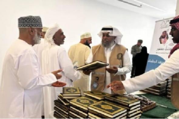 «الشؤون الإسلامية» تواصل توزيع هدية خادم الحرمين من المصحف الشريف عبر ميناء جدة