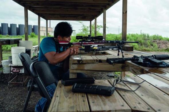 أميركيون لاتينيون يحملون السلاح للدفاع  عن أنفسهم وعائلاتهم