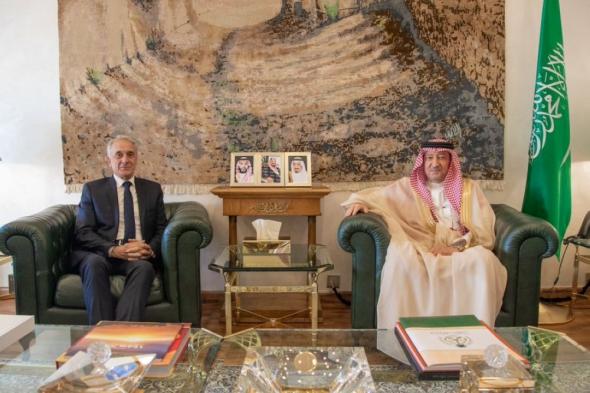 الخريجي يبحث تعزيز العلاقات مع سفير سوريا لدى المملكة