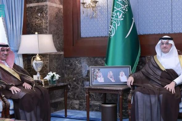 الأمير سعود بن طلال يطلع على التقرير السنوي لإنجازات مطار الأحساء الدولي