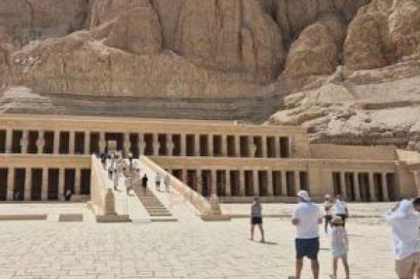 سياح العالم يتحدون حرارة الصيف في المعابد والمقابر الفرعونية شرق وغرب الأقصر