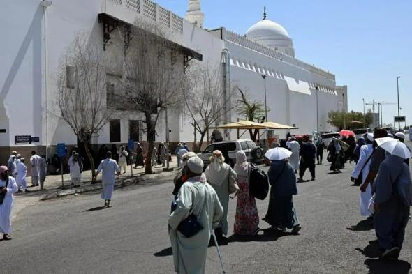 مسجد القبلتين التاريخي بالمدينة المنورة يشهد مئات الزائرين يومياً للصلاة فيه
