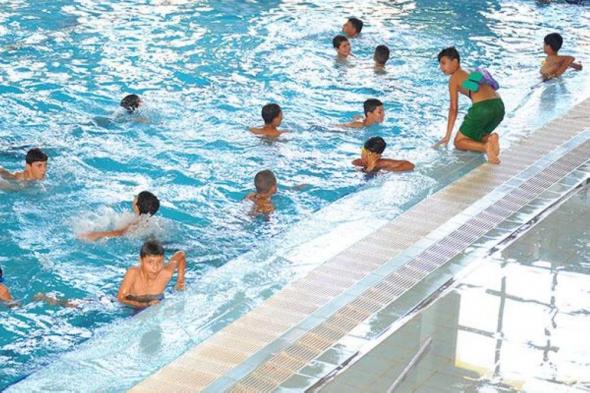استشاري يحذر من خطورة تجاهل شكوى آلام الأذن للأطفال بسبب "مياه السباحة"
