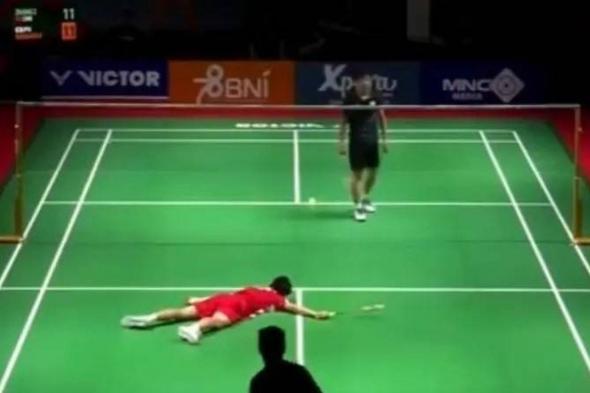 وفاة لاعب منتخب الصين للريشة في الملعب بطريقة صادمة (فيديو)