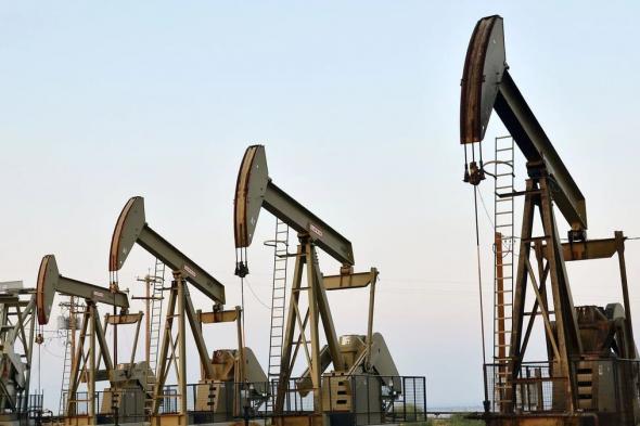 أسعار النفط ترتفع بنحو 2 % عند التسوية