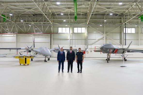 وزير الدفاع يطلع على قدرات وإمكانيات عدد من الشركات الصناعية التركية خلال زيارته لأنقرة