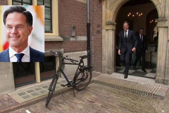 بعدما قضى فيه 14 عامًا.. رئيس وزراء هولندا يغادر منصبه بأغرب طريقة