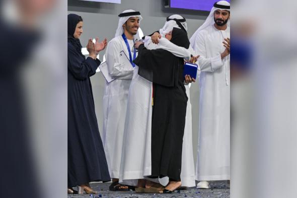 بطل الإمارات في «تحدي القراءة» يعانق اللقب و«الأم الغالية»
