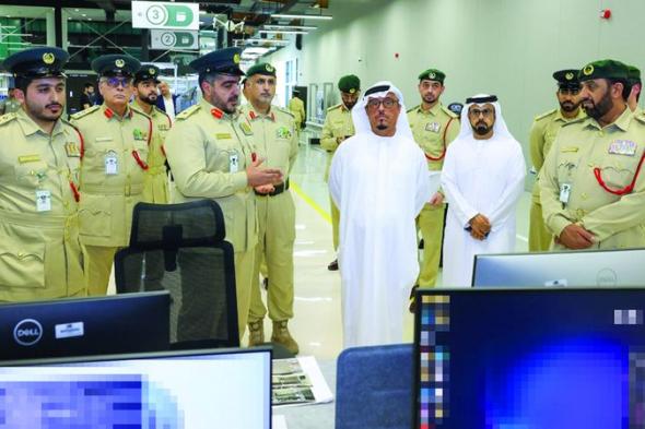 ضاحي خلفان يطلع على أحدث المشاريع والابتكارات التطويرية لشرطة دبي