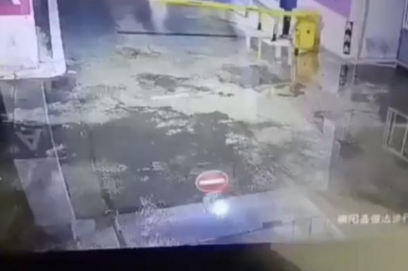 فيديو.. مياه الفيضانات تجرف أشخاصاً نحو مرآب للسيارات في الصين