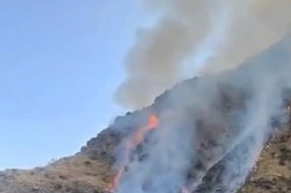 فرق الإطفاء تباشر حريقًا انتشر في جبال عقبة الباحة