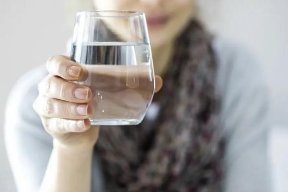 قبل النوم والأكل والاستحمام.. 4 فوائد لشرب الماء يبرزها "القصيم الصحي"
