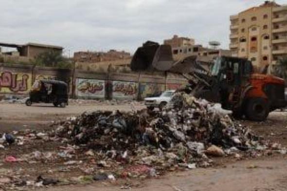 ضبط سائق سيارة تتساقط منها القمامة بالعاشر من رمضان
