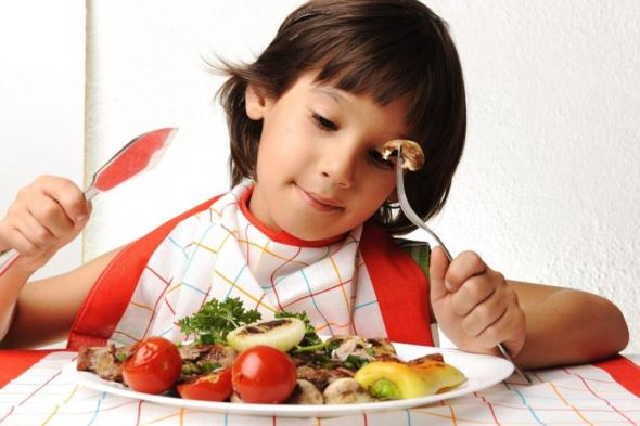 هل يفضل تقديم اللحوم لطفلك على وجبة الغداء أم وجبة العشاء؟