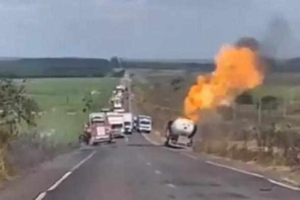 احذر سيارات الوقود على الطريق.. شاهد لحظة انفجار شاحنة غاز بالبرازيل