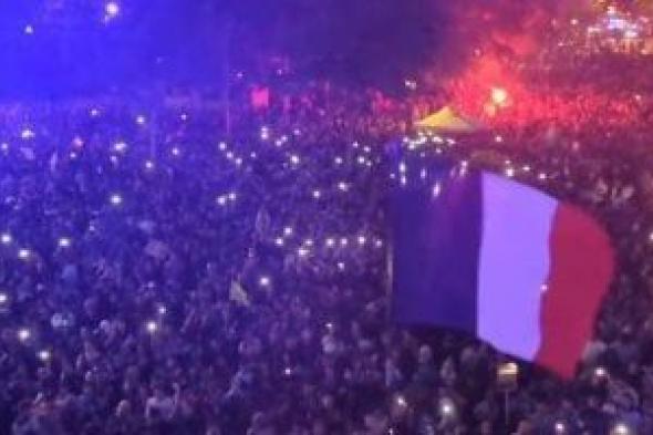 الآلاف فى ساحة الجمهورية بباريس يحتفلون بفوز تحالف اليسار فى الانتخابات.. فيديو