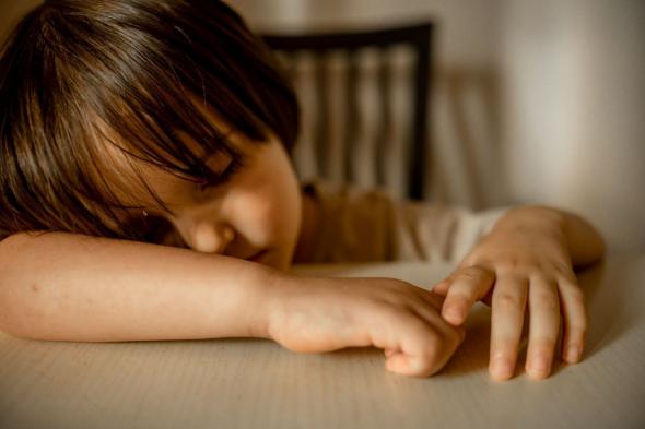 أسباب كثرة النوم القهري عند الأطفال.. وهل يمكن علاجه؟