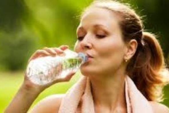 ما الطريقة الصحيحة لشرب الماء لتعزيز الترطيب؟