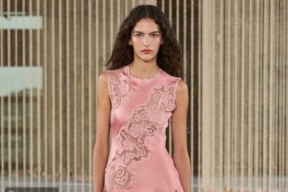 الفستان الوردي لإطلالة صيفية مذهلة: نصائح للتنسيق والأناقة