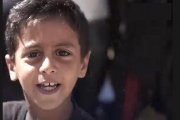 فيديو | فرحة طفل فلسطيني بعد حصوله على مياه الشرب: «الله يسعد الإمارات»