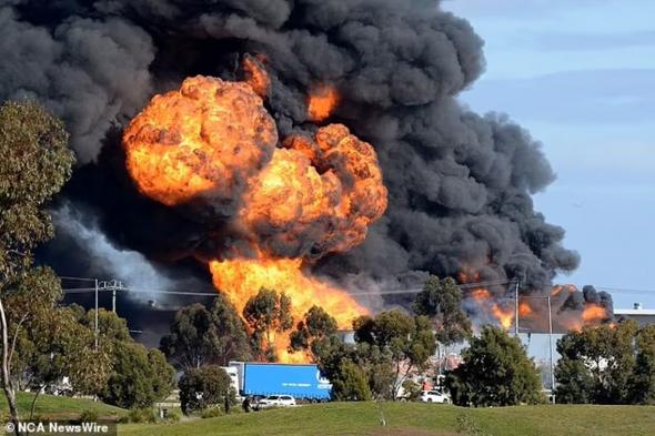 تطايرت براميل الشحن في السماء.. شاهد: انفجار كيميائي يشعل حريقًا ضخمًا ويطلق دخانًا سامًّا في أستراليا