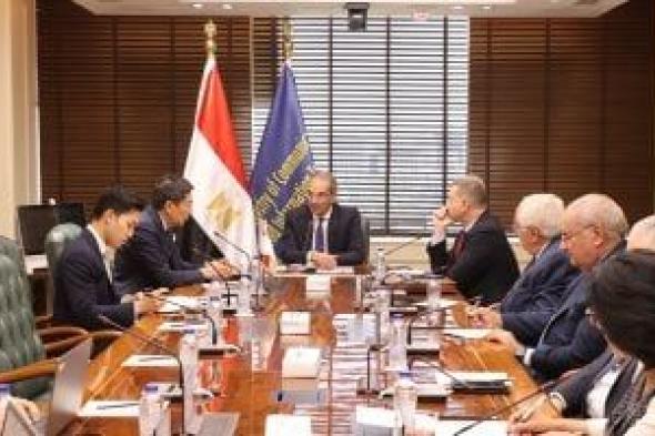 وزير الاتصالات يبحث مع سفير سنغافورة تعزيز التعاون فى مجالات التعهيد