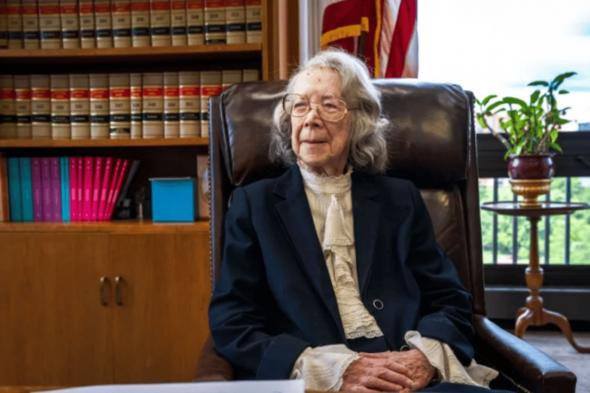 الحياة تبدأ بعد الستين.. هذا ما حدث مع قاضية تريد العودة للعمل بعمر 97 عامًا