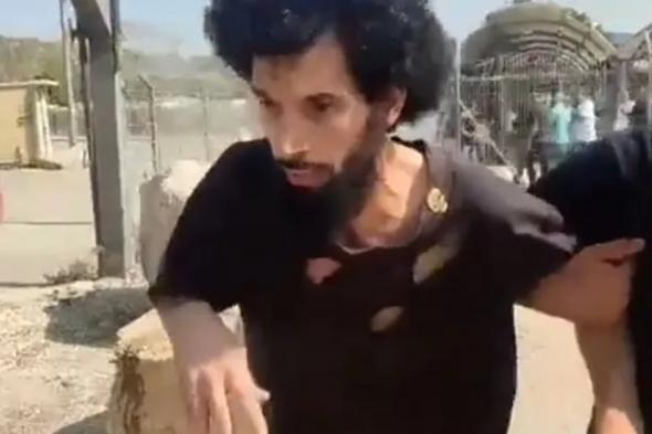 "بقايا إنسان".. فيديو صادم لمعتقل فلسطيني في حالة مزرية بعد خروجه من سجن النقب