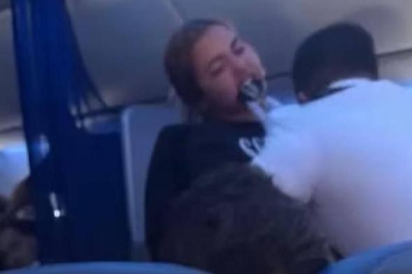 فيديو | عطلت الرحلة.. راكبة غاضبة تهاجم مسنة روسية وتعض مضيف طائرة
