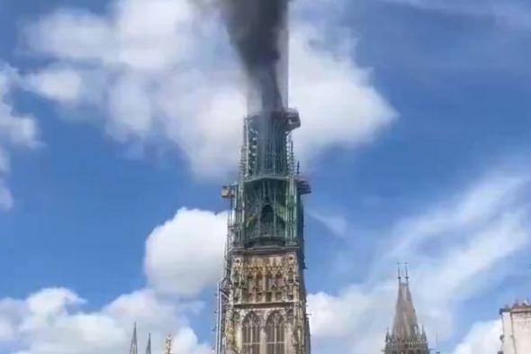 فيديو | حريق في برج كاتدرائية نوتردام يعيد إلى الأذهان نيران عام 2019
