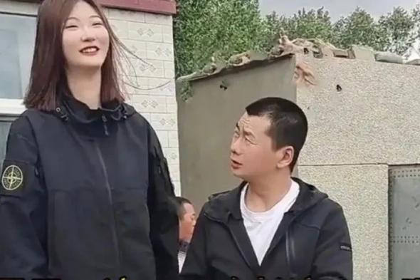 الشابة الأطول في الصين تستعين بالإنترنت لإيجاد شريك حياتها (صور)