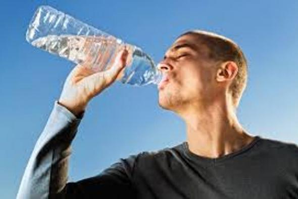 هل يجب انتظار العطش لشرب الماء؟.. وزارة الصحة توضح